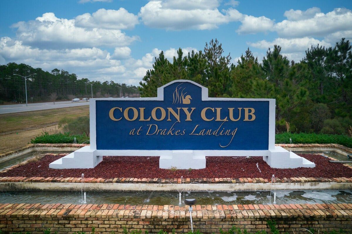 Colony Club entry sign